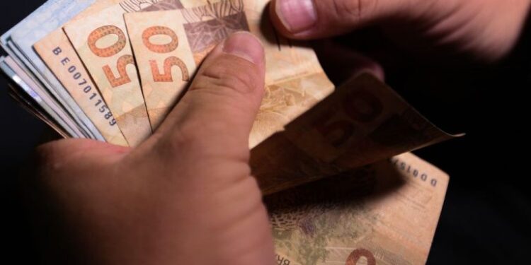 Salário mínimo 2023 tem novo valor previsto e pode passar de R$ 1,3 mil