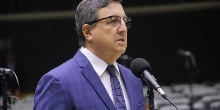 Relator recomenda aprovação da PEC do Estado de Emergência; texto pode ser votado na quinta-feira