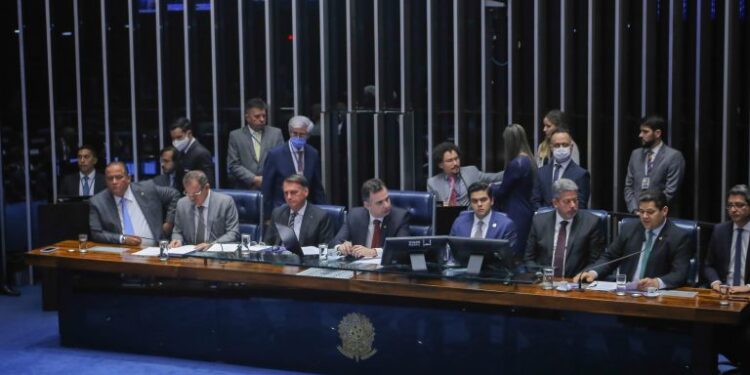 Emendas do estado de emergência e do piso salarial da enfermagem são promulgadas pelo Congresso Nacional