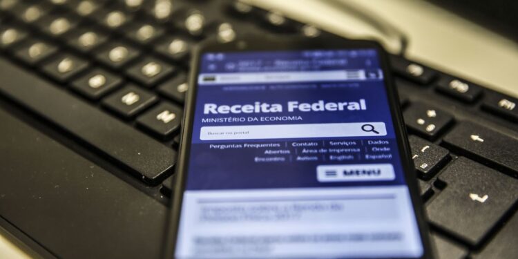 Receita libera 3º lote de restituição do IR; veja se você irá receber