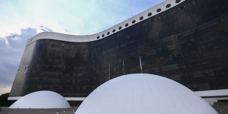 Ministro do TSE manda tirar do ar publicações de Damares sobre Lula