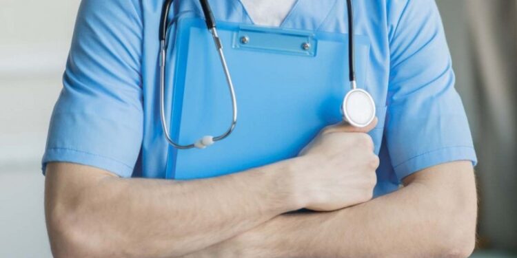 Estabelecimentos de saúde questionam piso salarial de profissionais de enfermagem