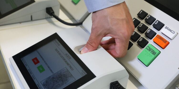 Equipe da PF começa a inspecionar códigos-fonte da urna eletrônica