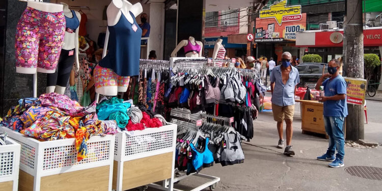 Comércio tem queda recorde de 4% nos postos de trabalho em 2020