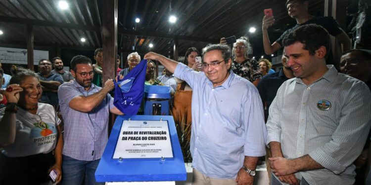 Reforma da Praça do Cruzeiro é entregue pelo prefeito Álvaro Dias