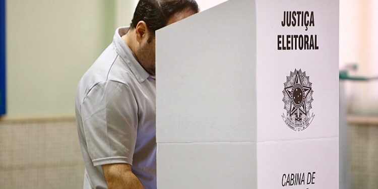 Eleições 2022: Eleitor deve deixar celular com mesário antes de votar