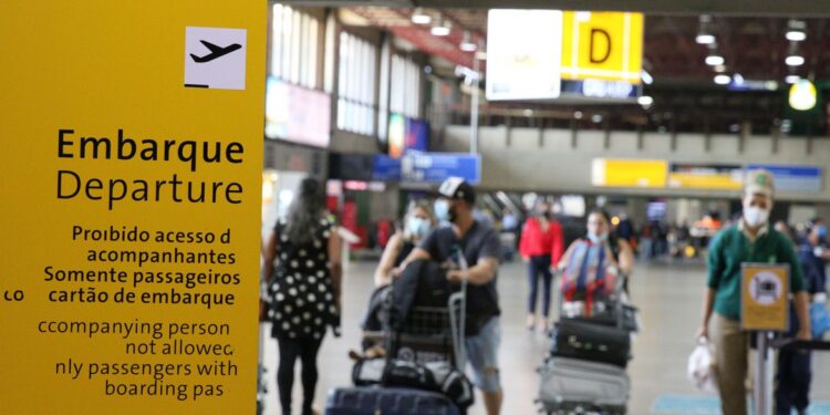 Anvisa aprova fim da obrigatoriedade de máscaras em aviões