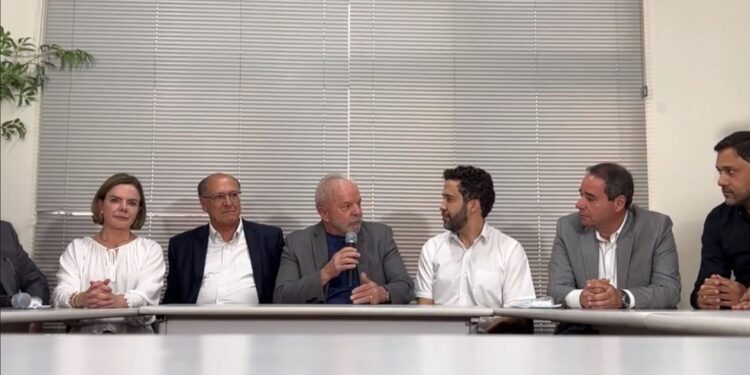 André Janones desiste de candidatura presidencial e apoiará Lula