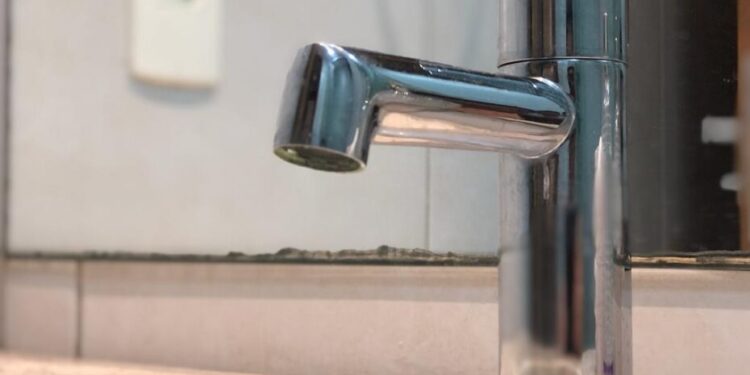 Justiça determina que CAERN não suspenda fornecimento de água para morador de Mossoró