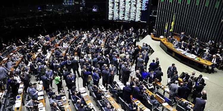 Deputados são eleitos pelo voto proporcional; entenda a lógica desse sistema