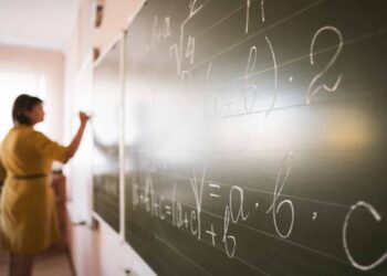 Piso nacional do magistério deve ser usado como base para definição de plano de carreira nos estados e municípios, opina PGR