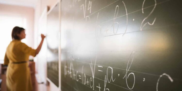 Piso nacional do magistério deve ser usado como base para definição de plano de carreira nos estados e municípios, opina PGR