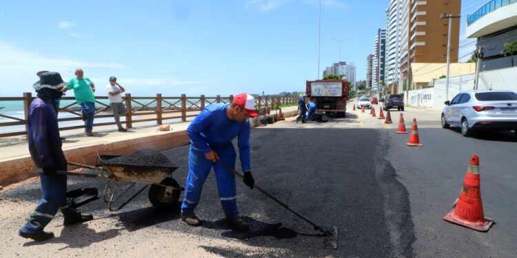 Obra na Sílvio Pedroza é finalizada com aplicação de asfalto