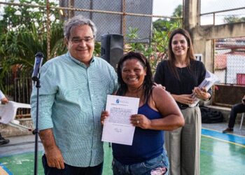 Prefeito entrega mais 400 títulos fundiários a moradores do Passo da Pátria