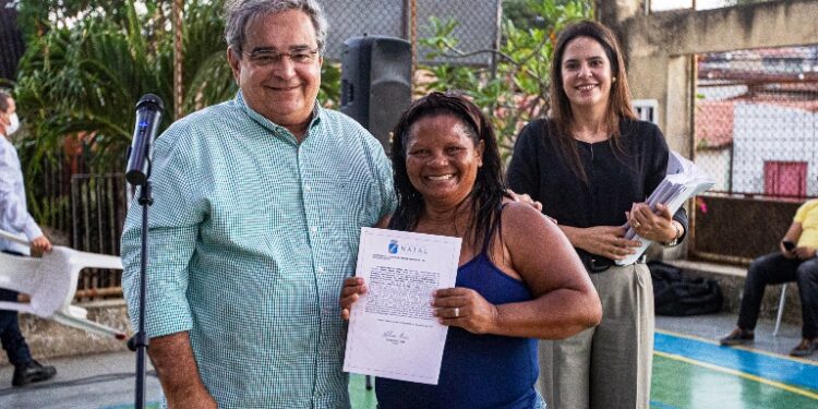 Prefeito entrega mais 400 títulos fundiários a moradores do Passo da Pátria