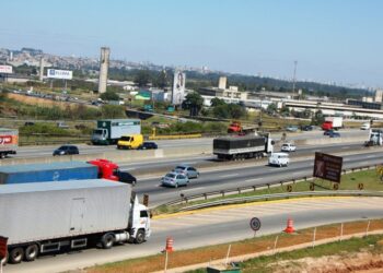 Sancionado com vetos programa de renovação de frota de ônibus e caminhões