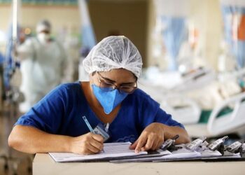 Senadores entregam projetos para custeio do piso nacional da enfermagem ao Ministro da Economia