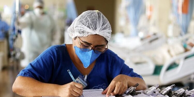 Senadores entregam projetos para custeio do piso nacional da enfermagem ao Ministro da Economia