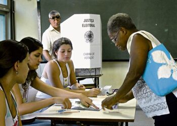 Votação mobiliza quase 2 milhões de mesárias e mesários