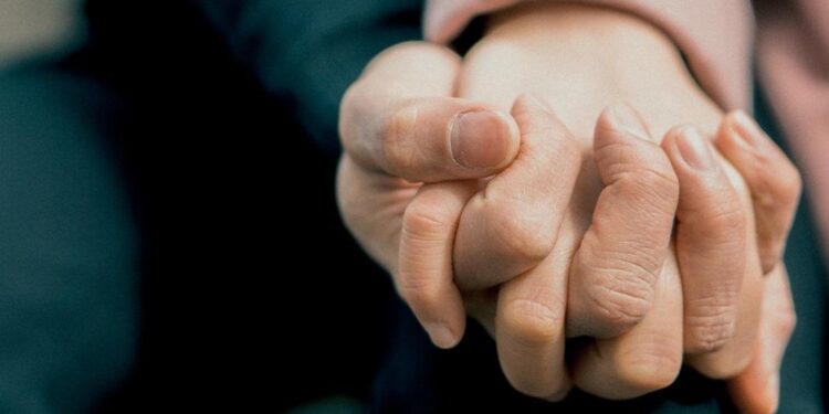 É juridicamente possível o reconhecimento de parentesco socioafetivo entre irmãos, mesmo após a morte de um deles