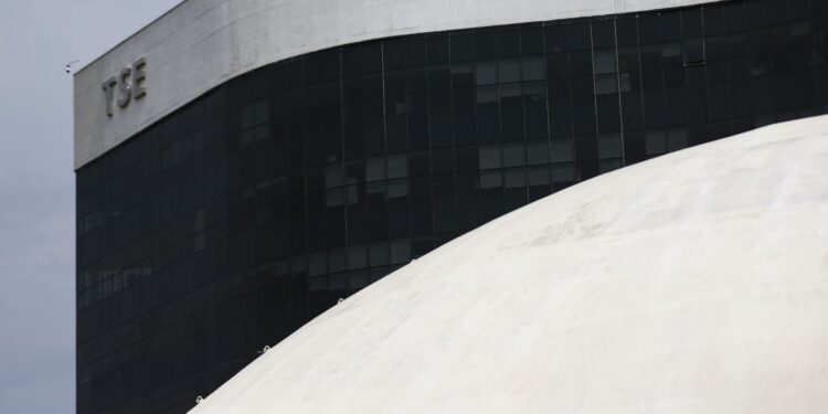 Resolução do TSE acelera retirada de fake news de sites