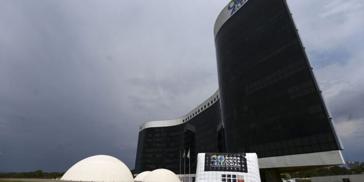 Presidente do TSE veta investigações contra institutos de pesquisa