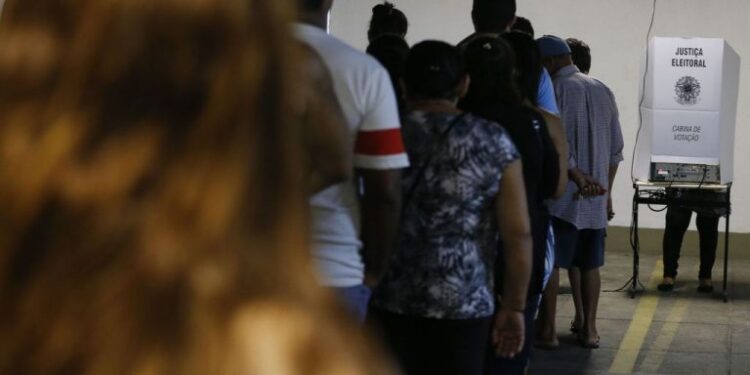 Com mais deputados reeleitos e menos novatos, renovação da Câmara será de 39%