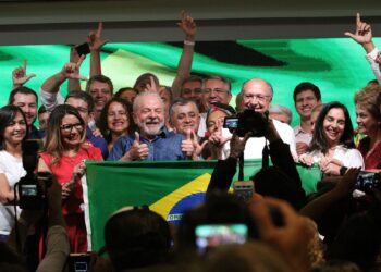 Em primeiro discurso, Lula diz que combate à miséria é sua missão