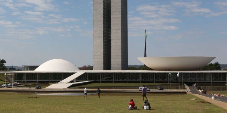 Bancada feminina encolhe no Senado; Câmara elege a maior da história