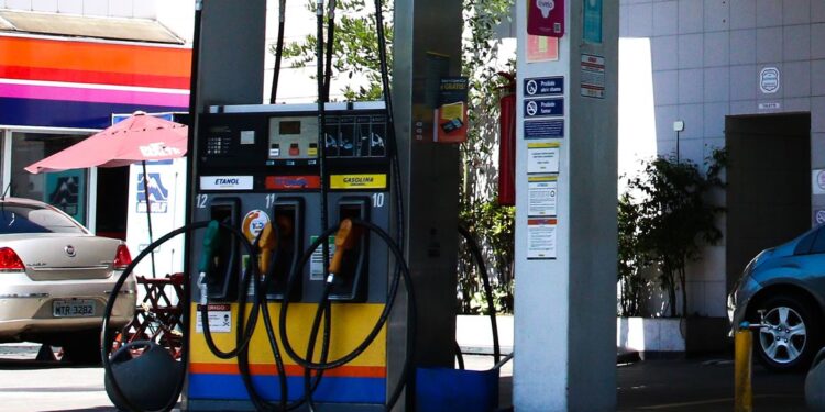 Preço da gasolina nos postos volta a subir após 15 semanas