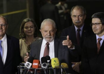 Lula diz que só definirá nomes para ministério após viagem ao Egito