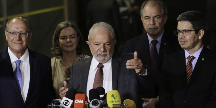 Lula diz que só definirá nomes para ministério após viagem ao Egito