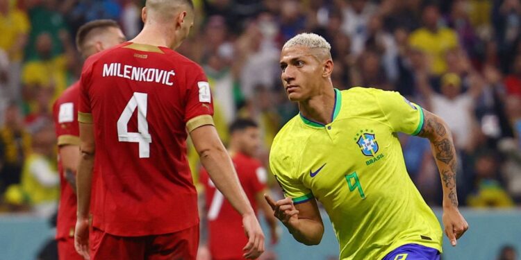 Richarlison decide e Brasil inicia Copa com vitória sobre a Sérvia