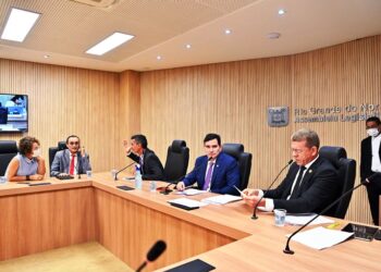 Comissão de Justiça da AL/RN aprova projeto que defende surdez unilateral como deficiência auditiva