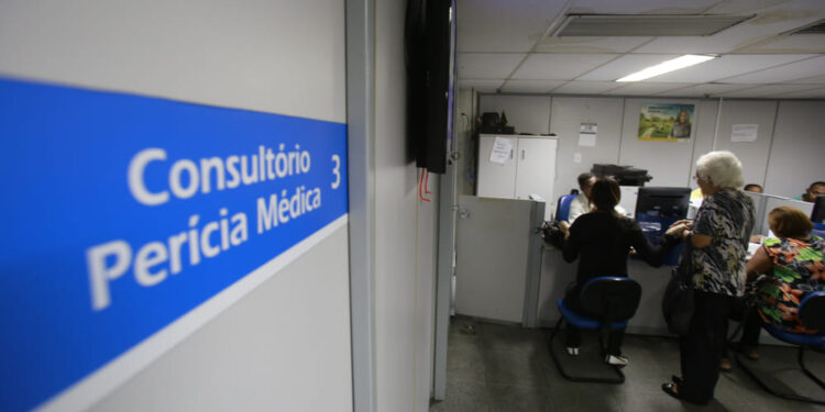 INSS pode cortar benefício de 45 mil pessoas por falta de perícia médica