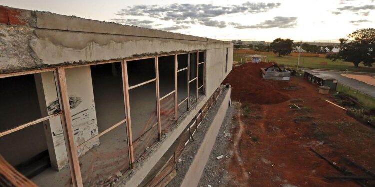 TCU revela que obras federais paralisadas chegaram a 38,5% nos últimos dois anos