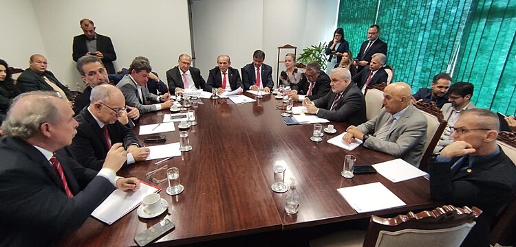 Em reunião com relator, Alckmin sugere PEC da Transição para assegurar Auxílio Brasil de R$ 600