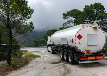 Motoristas de caminhão com tanque com mais de 200 litros conseguem periculosidade, define TRT/RN