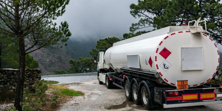 Motoristas de caminhão com tanque com mais de 200 litros conseguem periculosidade, define TRT/RN
