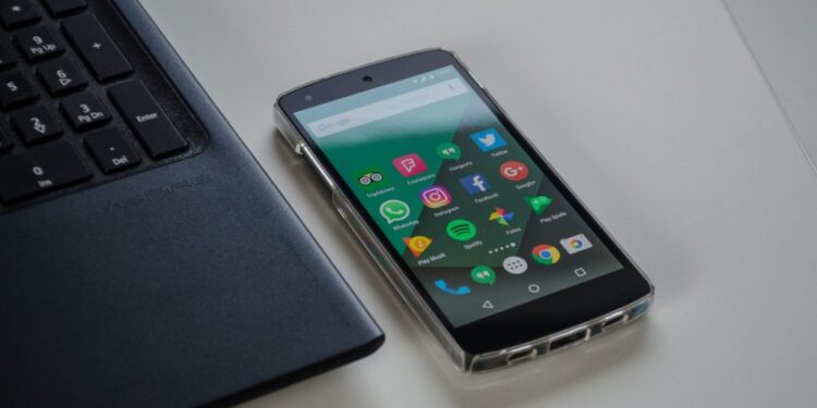 Indícios de crime com o uso de celular autorizam acesso aos dados telemáticos do aparelho de advogado