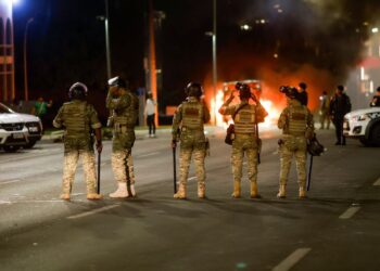 Bolsonaristas tentam invadir sede da PF e queimam veículos no DF