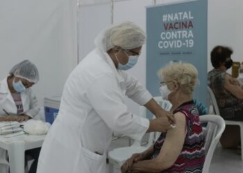 Natal inicia aplicação da quinta dose contra a Covid para idosos a partir de 60 anos