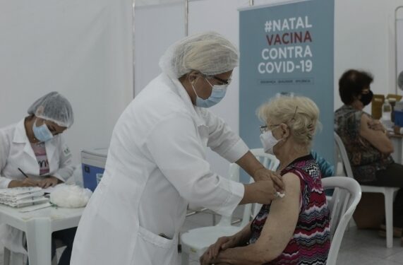 Natal inicia aplicação da quinta dose contra a Covid para idosos a partir de 60 anos