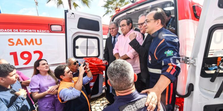Prefeitura recebe ambulâncias do Ministério da Saúde e anuncia compra de outros seis veículos