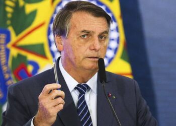 Em inquérito sobre desinformação acerca de vacina PF entende que Bolsonaro cometeu contravenção penal