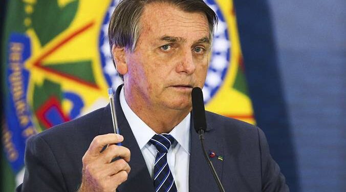 Em inquérito sobre desinformação acerca de vacina PF entende que Bolsonaro cometeu contravenção penal