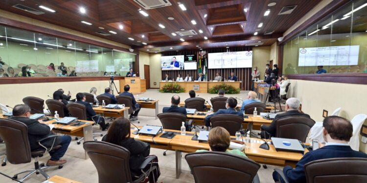 UERN concede medalha ao presidente e a deputados da Assembleia que defendem educação no RN