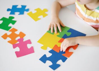 Criança com autismo terá tratamento custeado e será indenizada por plano de saúde