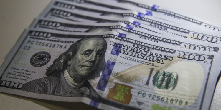 Ibovespa fecha ano com alta de 4,69% e dólar com queda de 5,3%