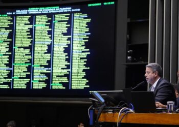 Texto-base da PEC da Transição é aprovado em primeiro turno na Câmara